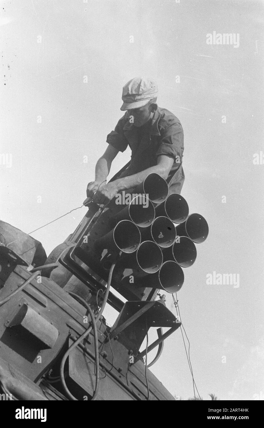 Garoet. Acciones de purificación medio ambiente Tjibatoe y Wanaradja Soldier se involucraron en un llamado maestro de playa'; una instalación de direcciones públicas en el techo de un vehículo Fecha: 15 de octubre de 1947 ubicación: Indonesia, Java, Dutch East Indies Foto de stock