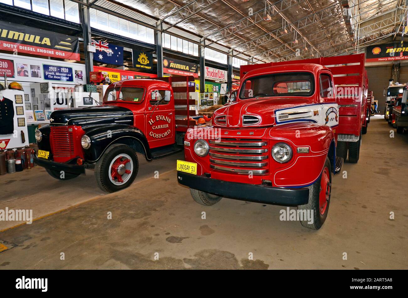 Alice Springs, NT, Australia - 20 de noviembre de 2017: Coches antiguos en el museo Ghan, camiones de entrega Foto de stock