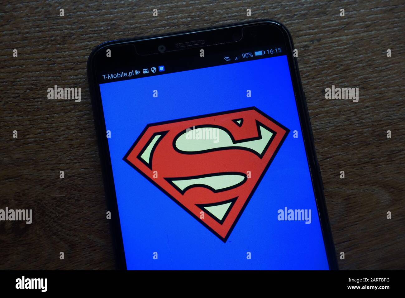 El logotipo de Superman se muestra en un smartphone moderno Foto de stock
