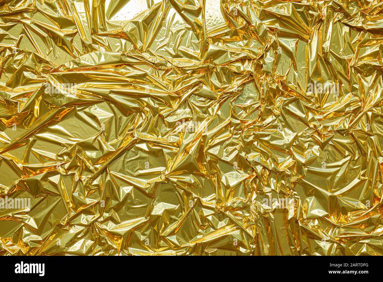 metálico dorado, fondo de textura arrugada Fotografía de stock - Alamy