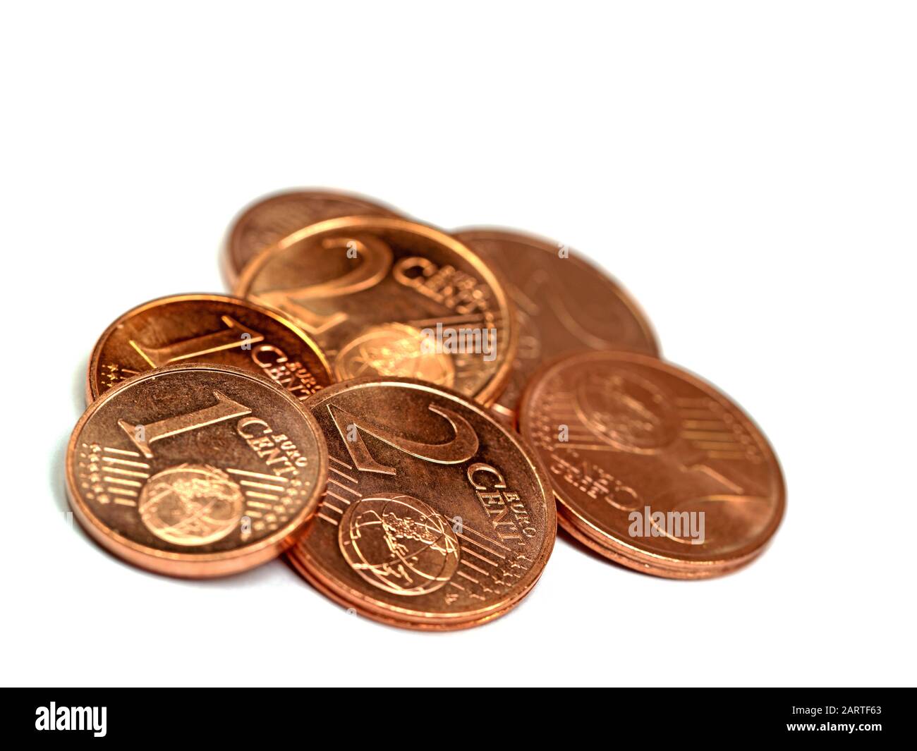 Pequeñas monedas de céntimos de euro aisladas sobre fondo blanco Foto de stock