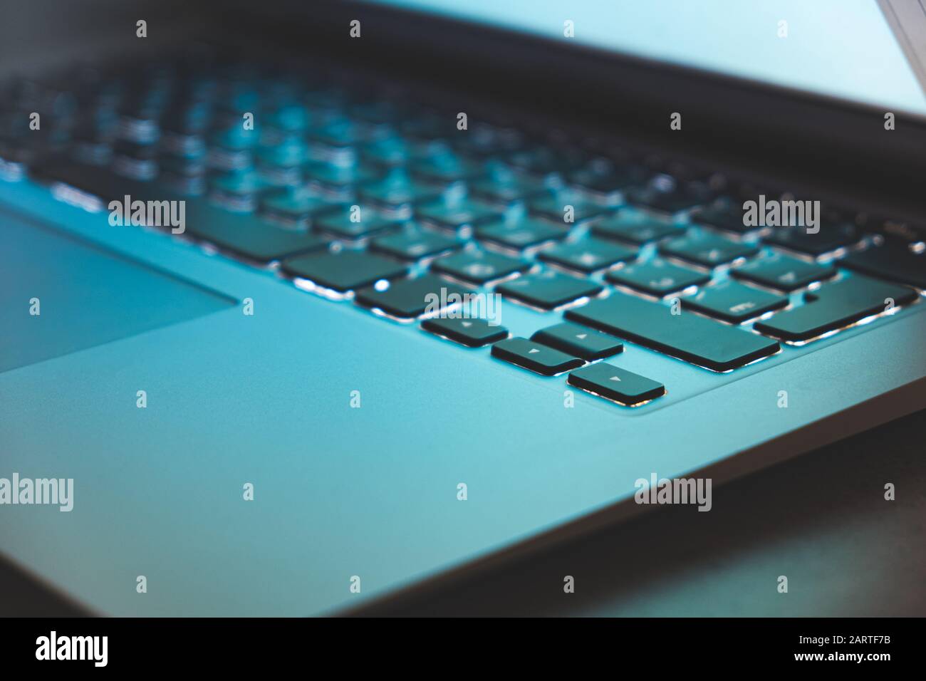 Vista de primer plano del teclado del portátil y la luz azul de la Tapa cerrada de un ordenador concepto de información privada, no seguro f Fotografía de stock -