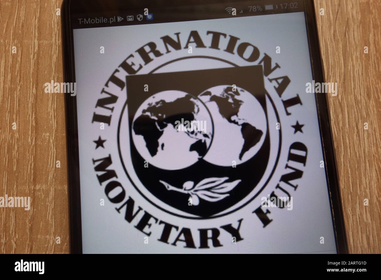 El logotipo del Fondo Monetario Internacional se muestra en un smartphone moderno Foto de stock