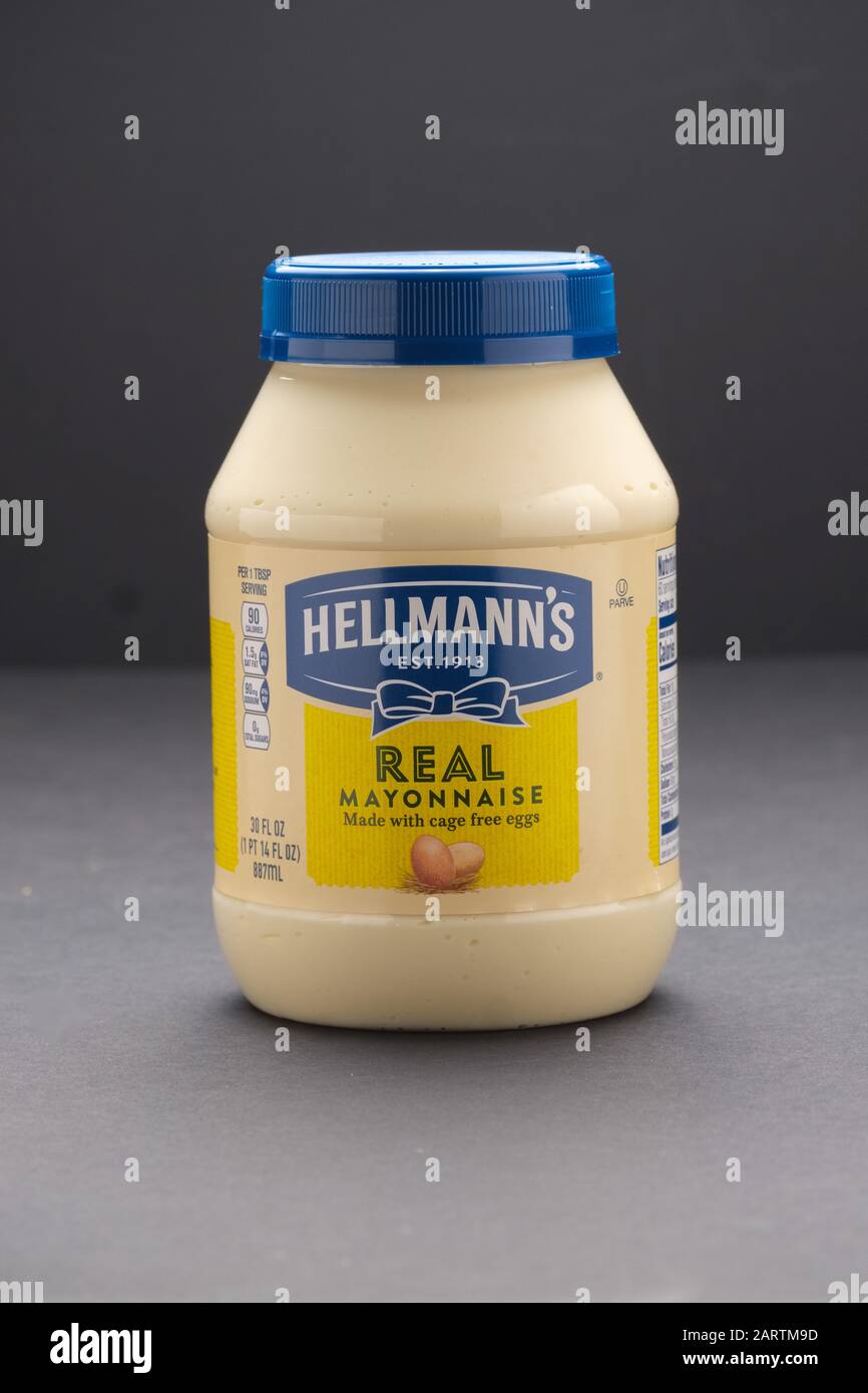 Tarro de plástico de la mayonesa real de Hellmann esparcido sobre fondo  oscuro Fotografía de stock - Alamy