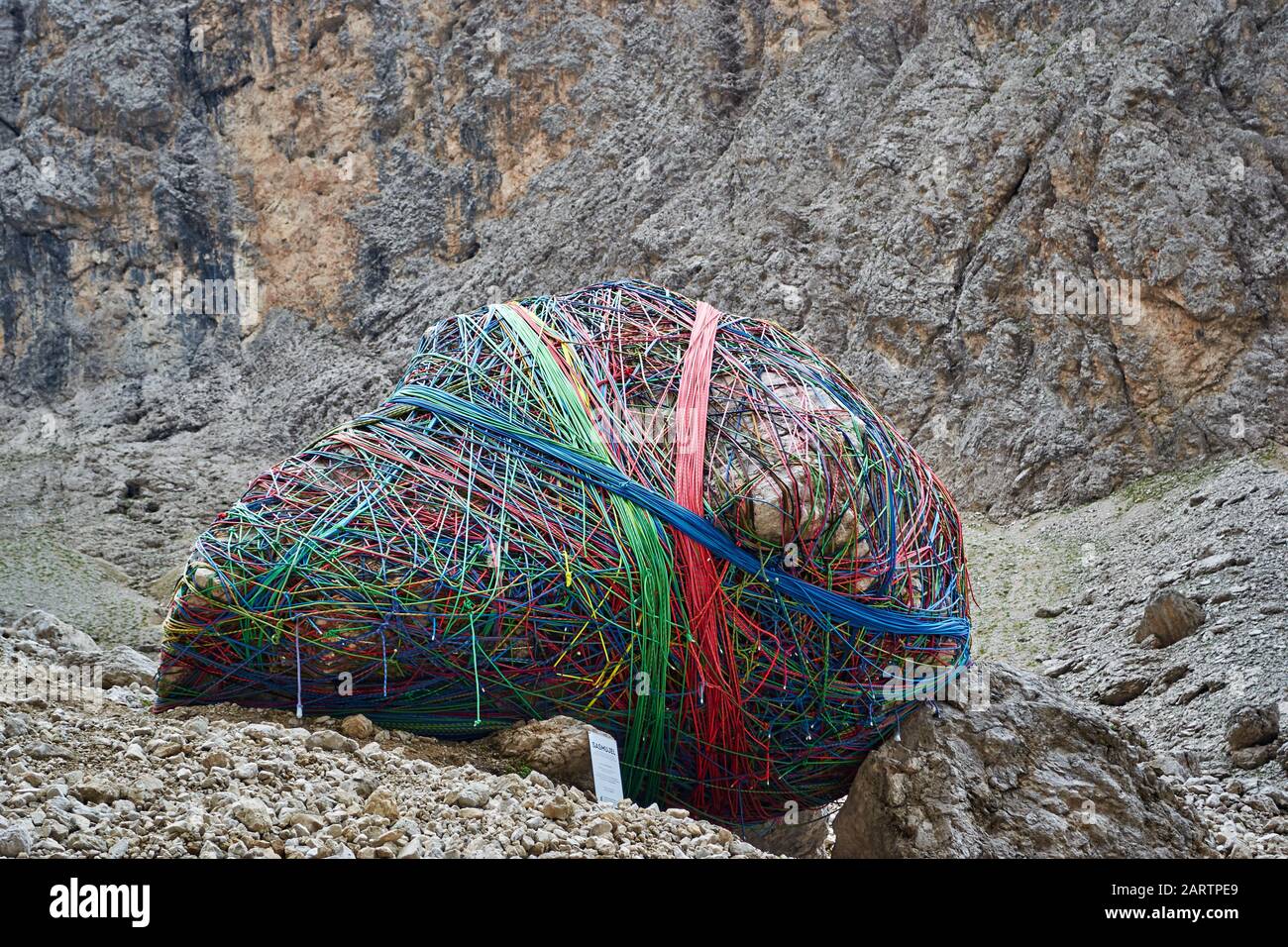 Sassolungo, Italia - 24 de agosto de 2019: Cuerdas atadas alrededor de una roca, un proyecto cultural llamado Sasmujel, hecho por Hubert Kostner el 27 de julio de 2019 como famoso Foto de stock