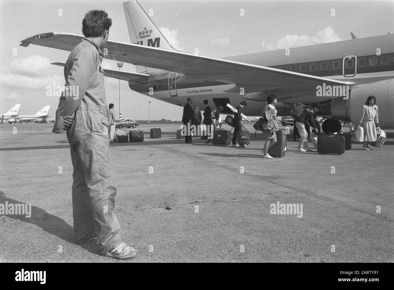 Personal de manejo de equipaje y cargadores de mano KLM en el aeropuerto de  Schiphol; relojes de cerradero Fecha: 1 de octubre de 1988 palabras clave:  Huelgas, aeropuertos Nombre De La Institución:
