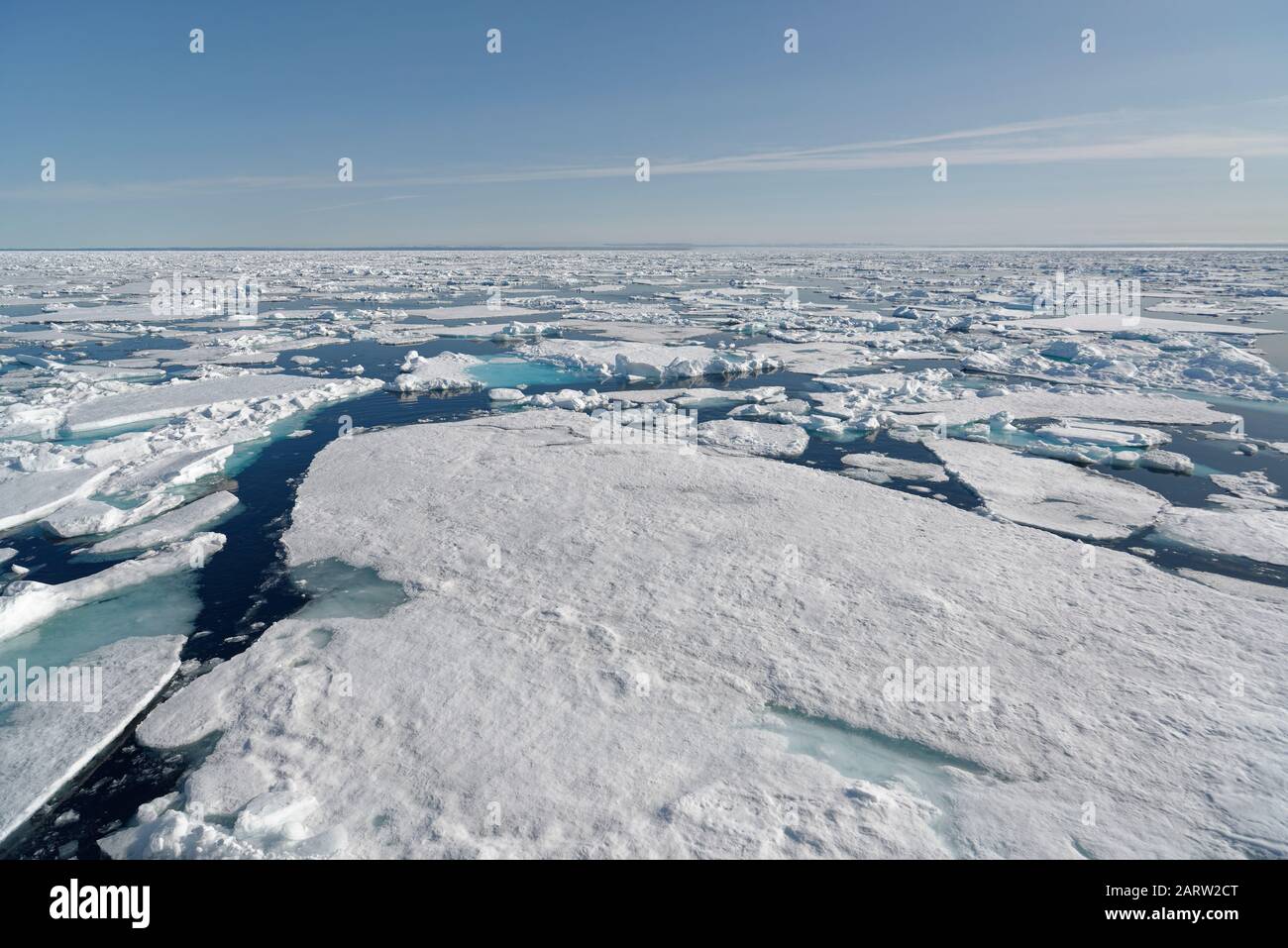 Pedazos rotos de hielo del Mar Ártico al norte de Svalbard, Noruega Foto de stock