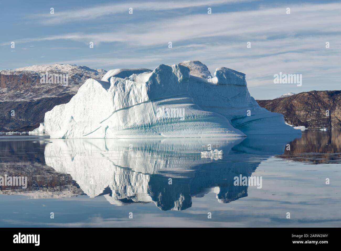 Gran iceberg reflejado en aguas claras, fiordos, Scoresby Sund. Kangertitittivaq, Groenlandia, Dinamarca Foto de stock