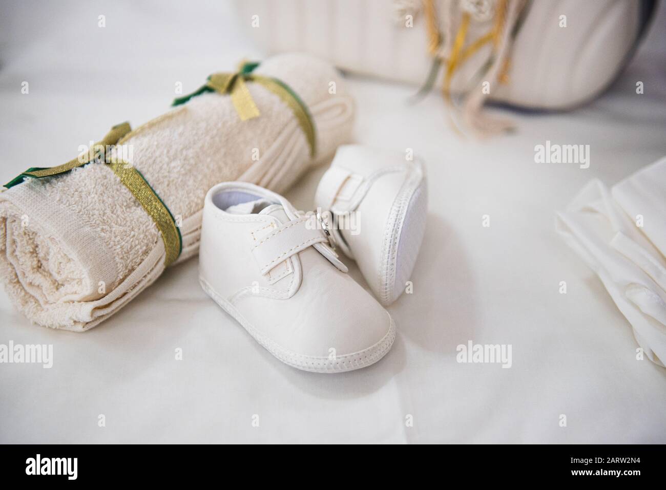 Zapatos de bautismo blanco recién nacido y toalla suave para bautizar  Fotografía de stock - Alamy
