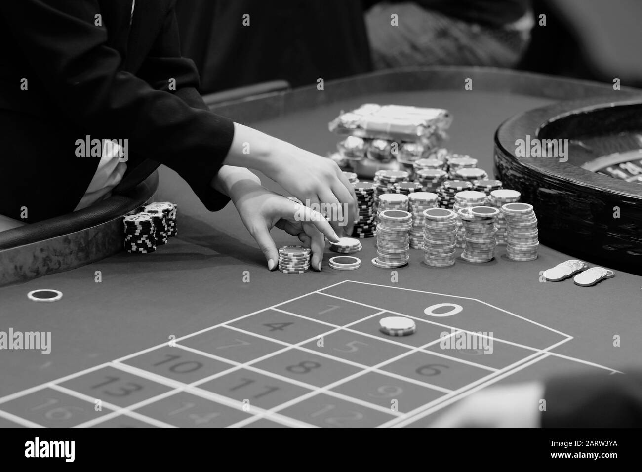 El jugador apuesta en la mesa de juego en el casino. Foto de stock