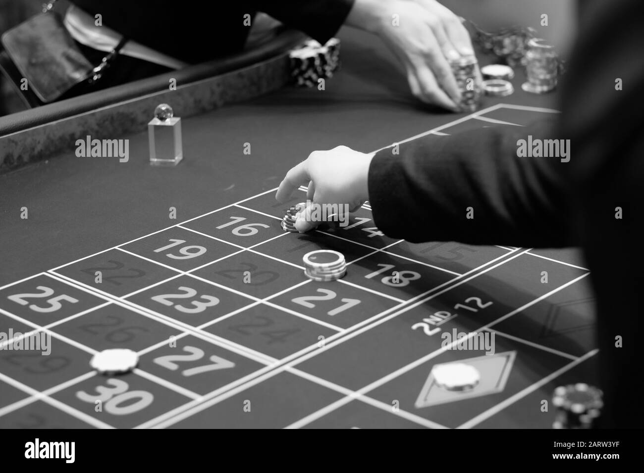 El jugador apuesta en la mesa de juego en el casino. Foto de stock