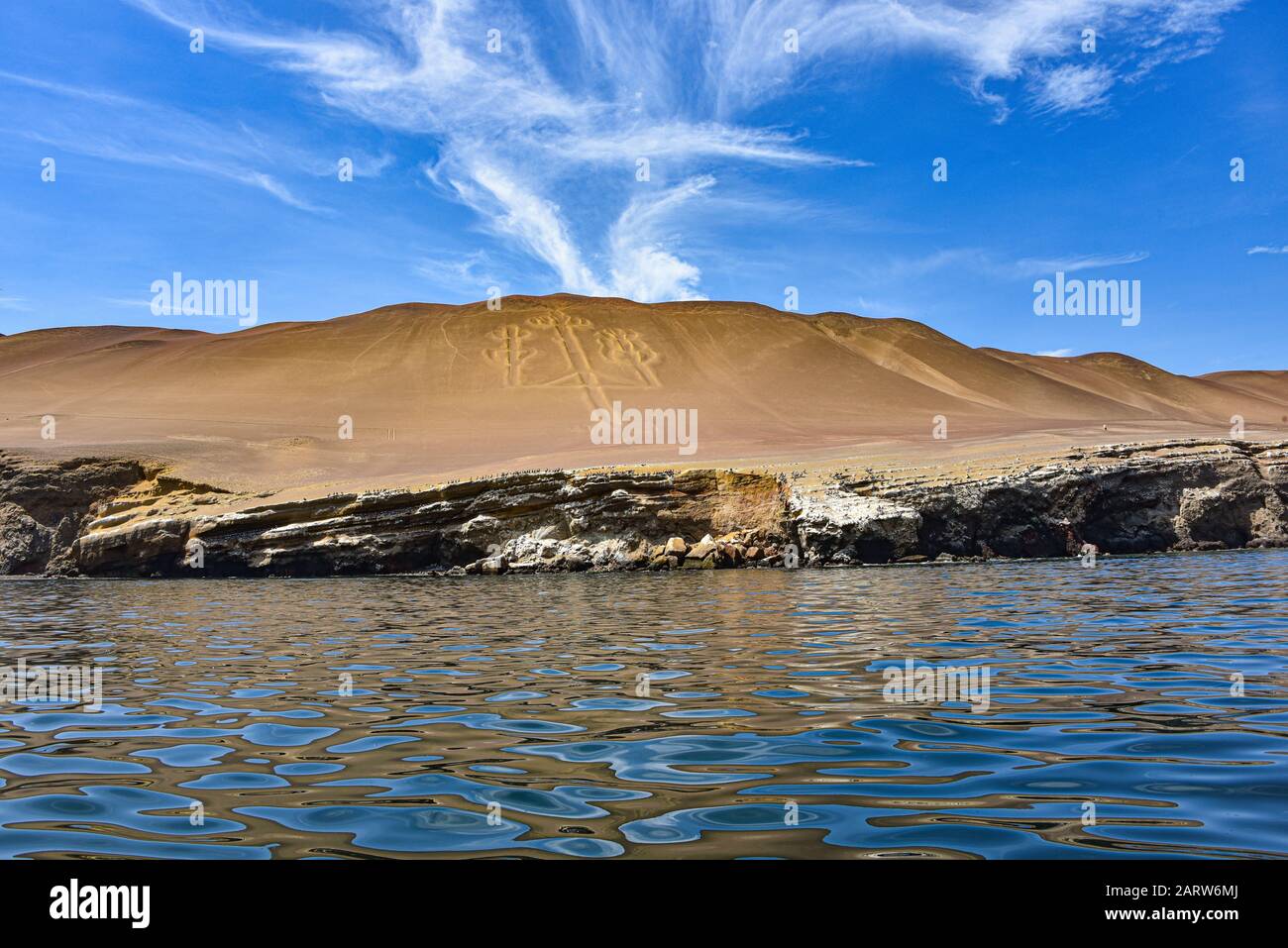 El Candelabra Paracas, también llamado Candelabra de los Andes, un geoglifo  prehistórico. Península De Paracas, Bahía Pisco, Perú Fotografía de stock -  Alamy