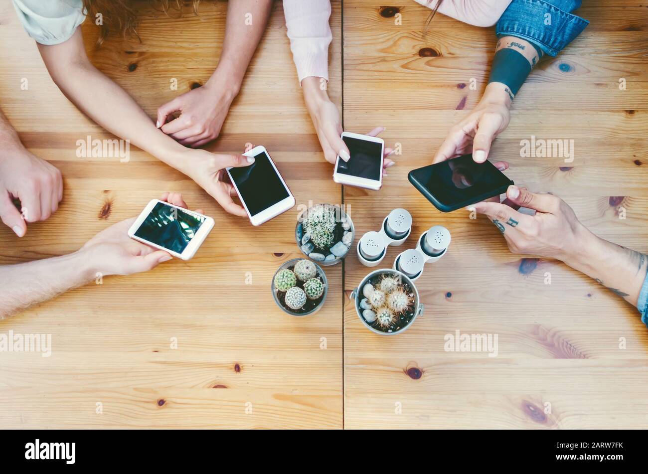 Amigos de grupo que utilizan smartphones móviles al aire libre - jóvenes que trabajan en marketing digital - estilo de vida de generación milenaria juvenil y medios sociales Foto de stock