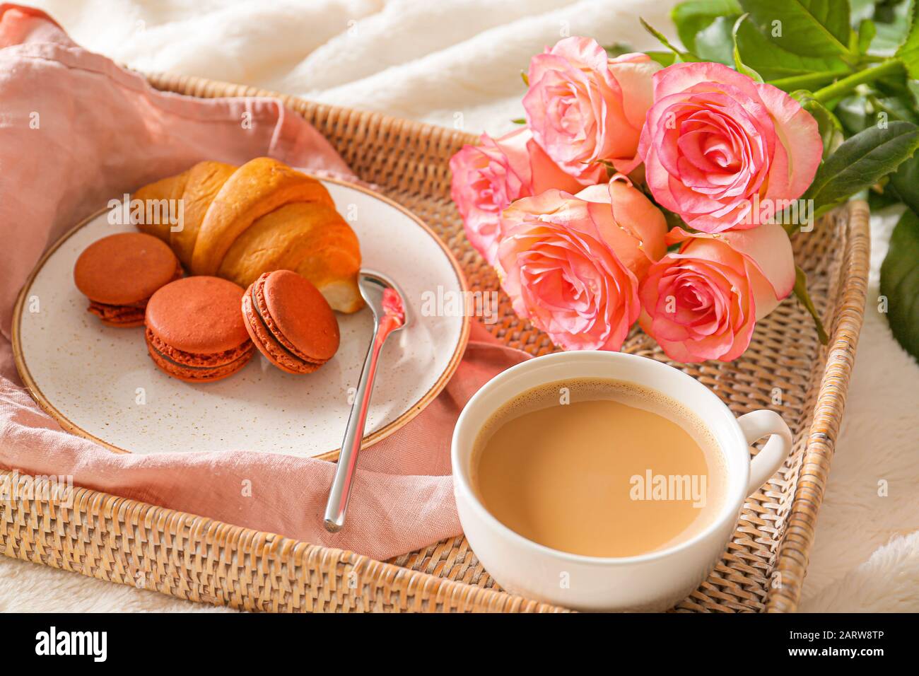 Bandeja con delicioso desayuno y flores de rosas en la cama Fotografía de  stock - Alamy