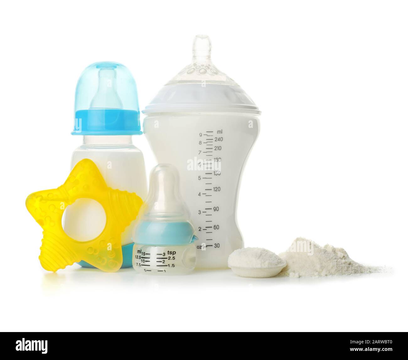 Fracción capítulo Monica Biberones de leche de fórmula para bebés y juguete sobre fondo blanco  Fotografía de stock - Alamy