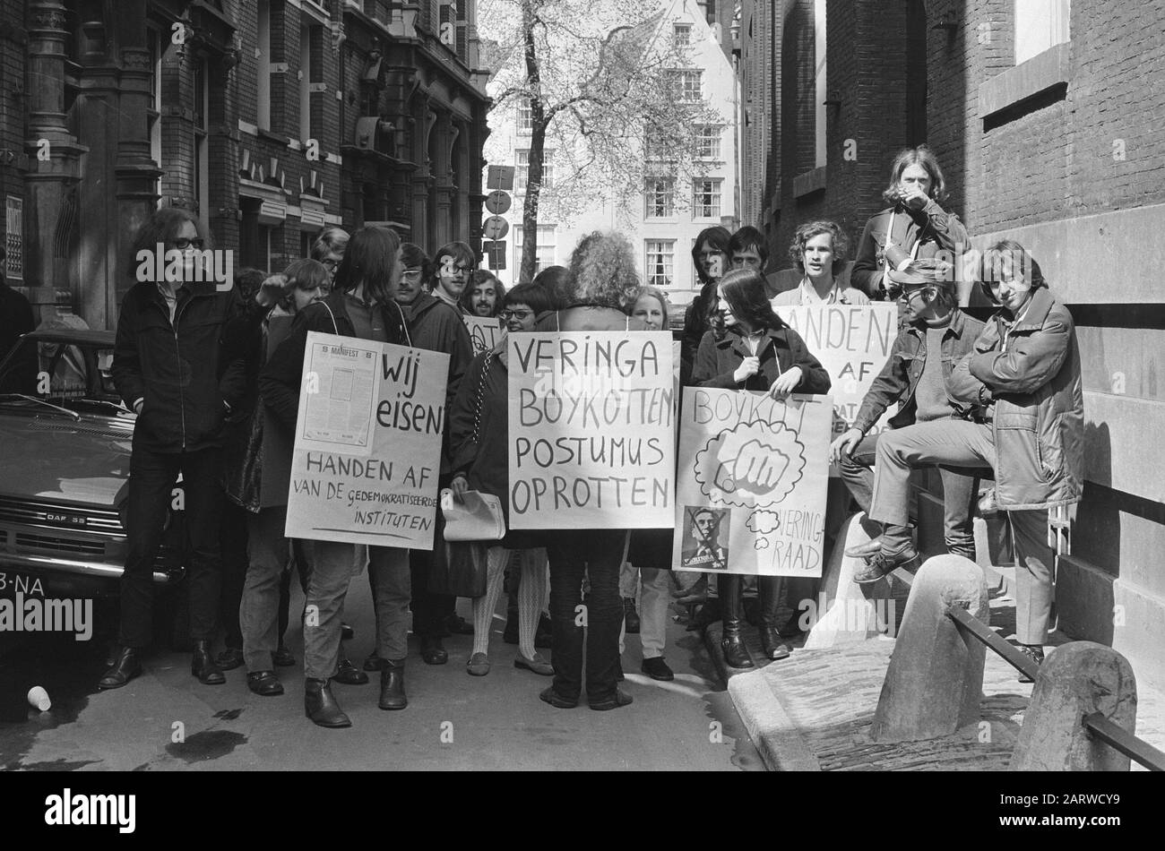 Manifestación de estudiantes en la Casa de Magdeburg en Amsterdam contra la 'ley estudiantes con signos Fecha: 26 abril 1971 lugar: Amsterdam, Noord-Holland palabras clave: Demostraciones, manifestantes, banderas, estudiantes Foto de stock