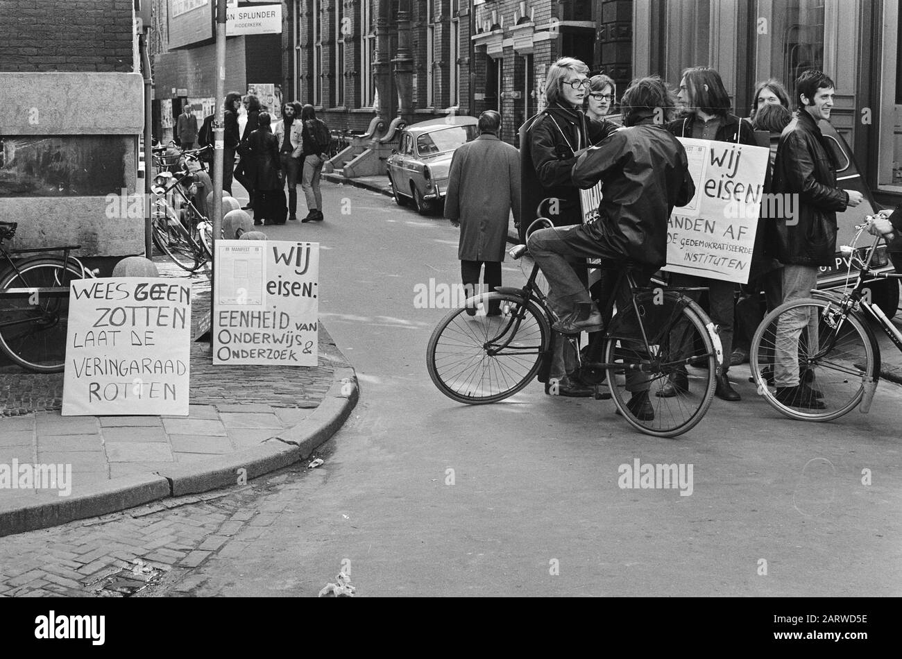 Manifestación de estudiantes en la Casa de Magdeburg en Amsterdam contra la 'ley estudiantes con signos Fecha: 26 abril 1971 lugar: Amsterdam, Noord-Holland palabras clave: Demostraciones, manifestantes, banderas, estudiantes Foto de stock