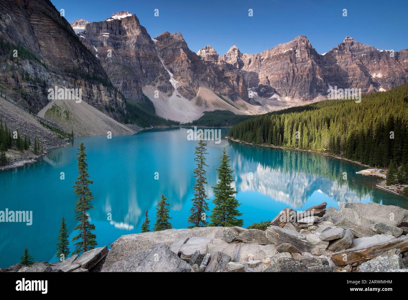 El lago Moraine y el Valle de los Diez Picos, Parque Nacional de Banff, Alberta, Canadá Foto de stock