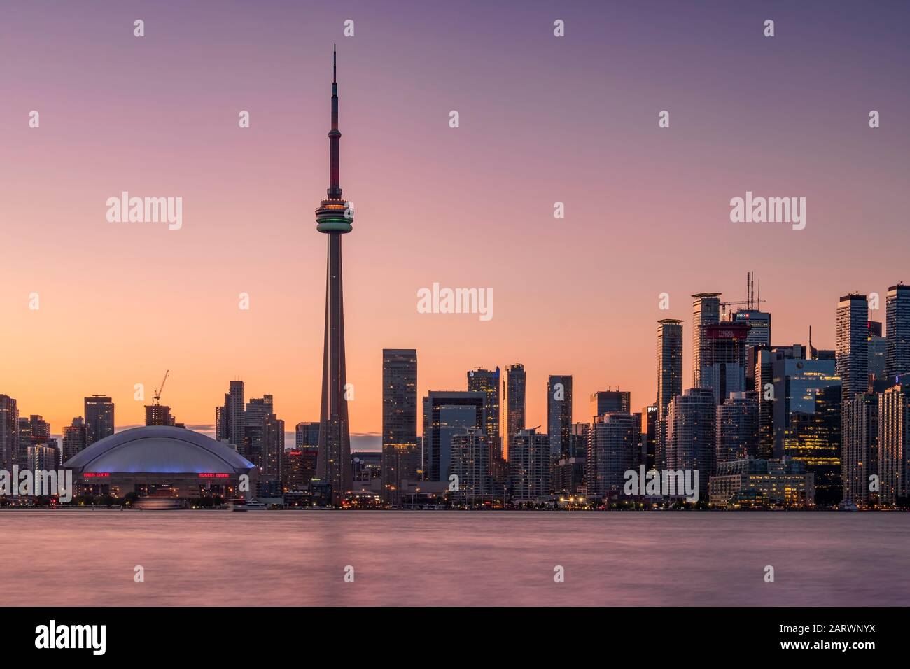 Toronto Skyline al atardecer con la Torre CN al otro lado del Lago Ontario, Toronto, Ontario, Canadá Foto de stock
