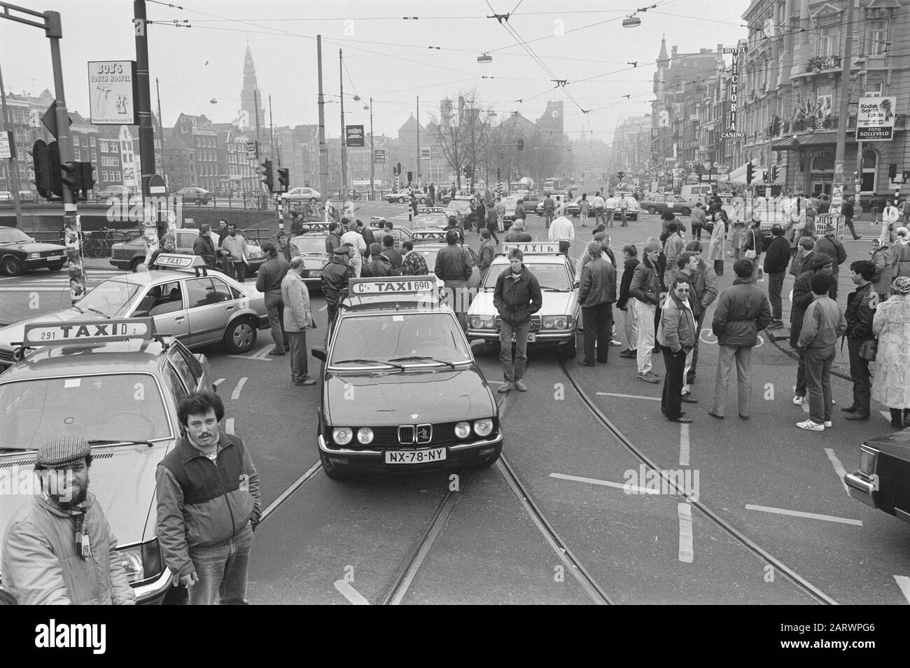 Los taxistas enojados bloquearon el transporte público en la Estación Central en Amsterdam taxistas, acciones, taxis, bloqueos Fecha: 7 de abril de 1986 ubicación: Amsterdam, Noord-Holland palabras clave: Acciones, bloqueos, taxis, taxistas Foto de stock