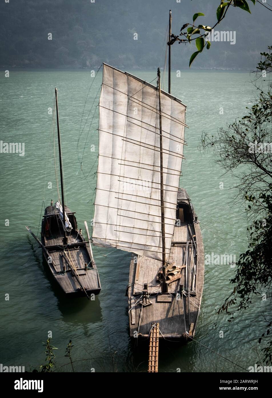 Yichang, HUBEI / CHINA - DEC 25 2019: Barco de vela tradicional de pescadores chinos en el río Yangtze para el viajero junto con las tres gargantas del área Foto de stock