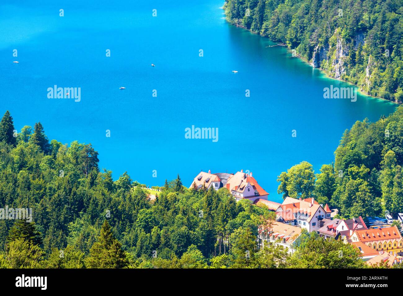 Paisaje de montañas alpinas, Baviera, Alemania. Paisaje de aguas azules del lago Alpsee en verano. Bonito paisaje con Hohenschwangau pueblo en verde f Foto de stock