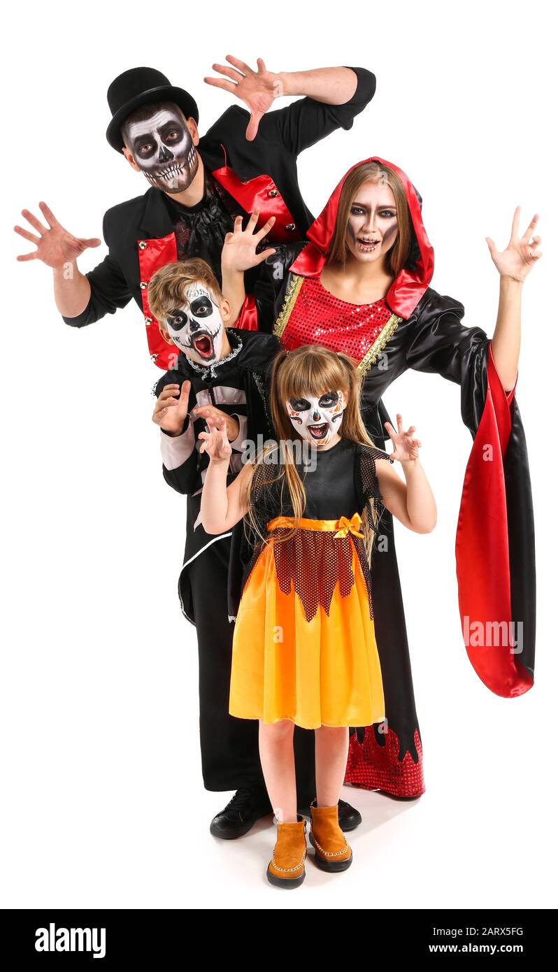 Familia en disfraces de Halloween sobre fondo blanco Fotografía de stock -  Alamy