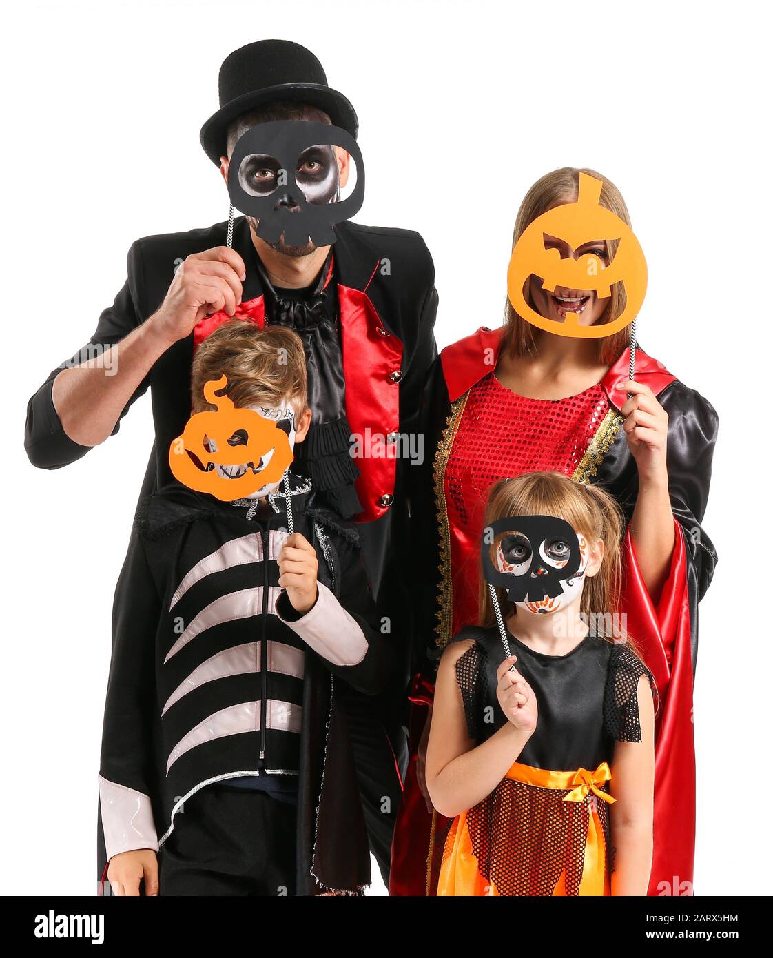 munición bofetada Derritiendo Familia en disfraces de Halloween sobre fondo blanco Fotografía de stock -  Alamy