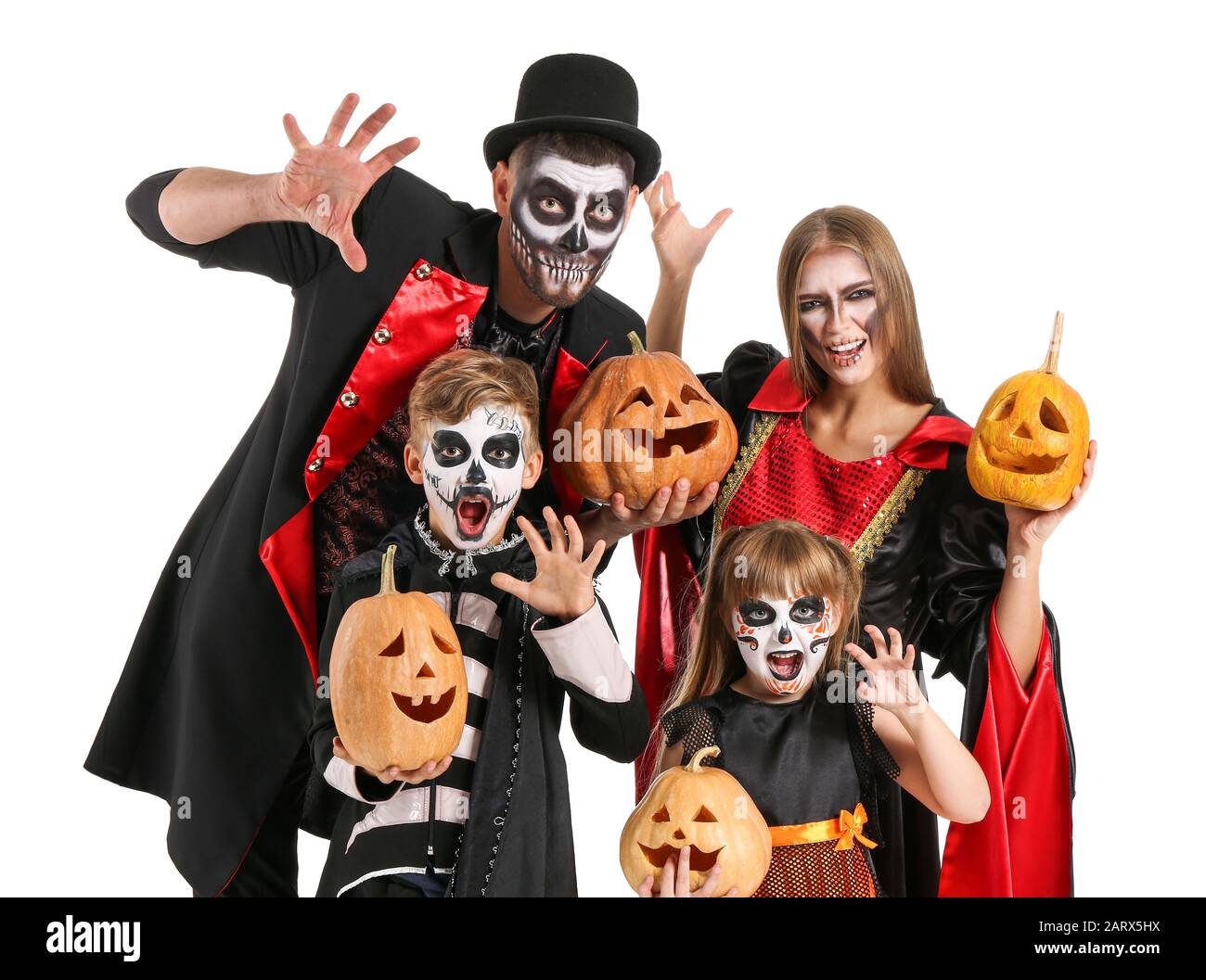 Familia en disfraces de Halloween y con calabazas sobre fondo blanco  Fotografía de stock - Alamy
