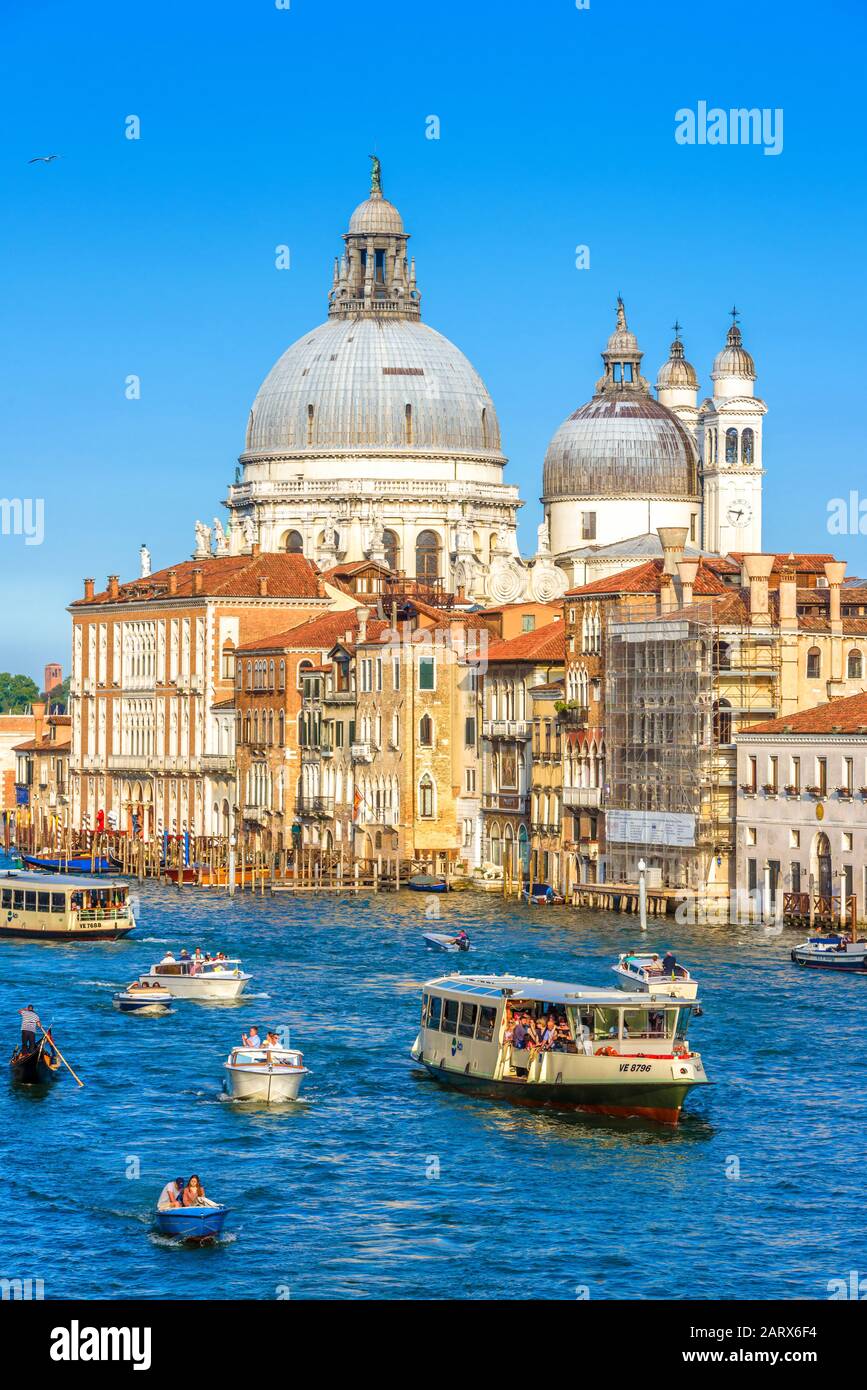 Venecia, Italia - 18 de mayo de 2017: Vista vertical del Gran Canal en el verano de Venecia. Los barcos turísticos navegan en la calle principal del casco antiguo de Venecia. Concepto de tr Foto de stock