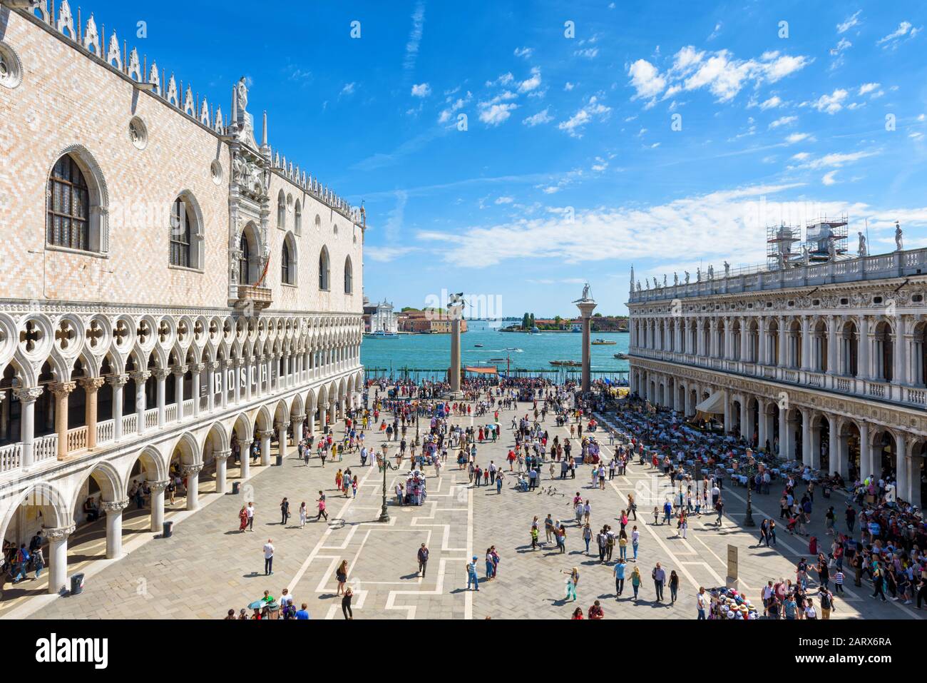 Venecia, Italia - 21 de mayo de 2017: Los turistas caminan alrededor de la Piazza San Marco, o la Plaza de San Marcos. El famoso Palacio Ducal a la izquierda. Esta es la s principal Foto de stock