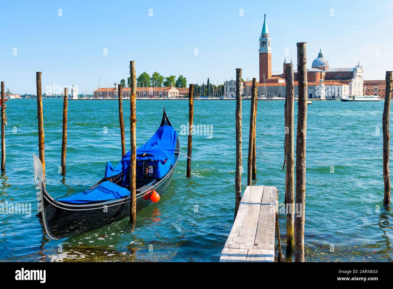 Muelle con la góndola cerca de la Plaza de San Marcos en Venecia, Italia. La góndola es un transporte romántico tradicional en Venecia. Foto de stock