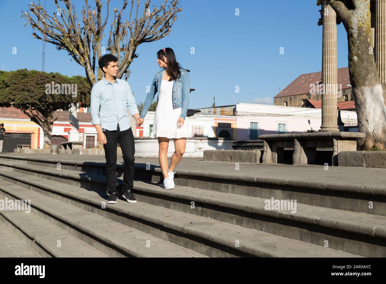Pareja hispana caminando en el Teatro Municipal de Quetzaltenango Guatemala Foto de stock