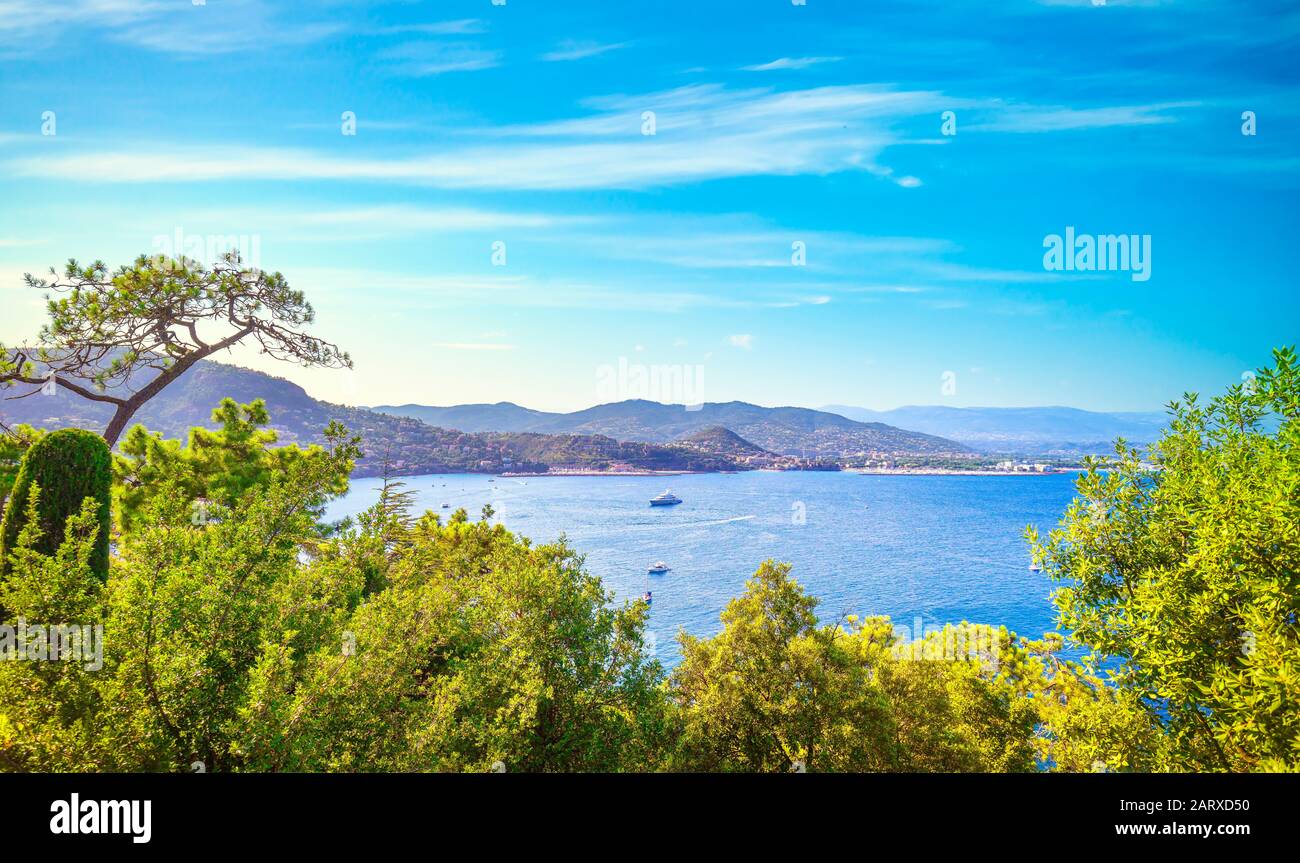 Cannes y La Napoule vistas panorámicas al mar y vistas a la bahía, yates y barcos de Theoule sur Mer. Riviera Francesa, la Costa Azul o Cote d Azur, Provence, Francia Foto de stock