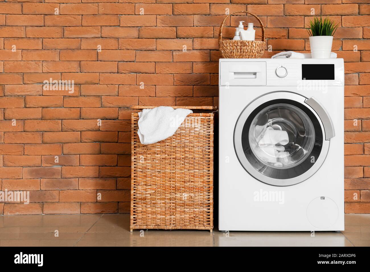 Moderna lavadora con lavadero cerca de pared ladrillo Fotografía de stock Alamy
