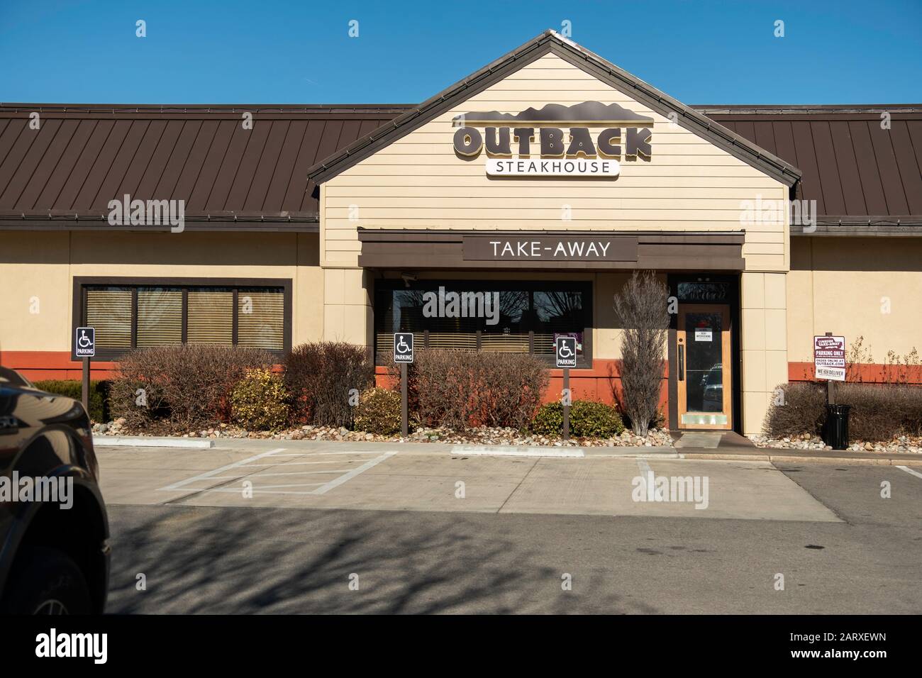 Exterior de Outback Steakhouse, vista trasera que muestra la entrada para llevar. Wichita, Kansas, Estados Unidos. Foto de stock