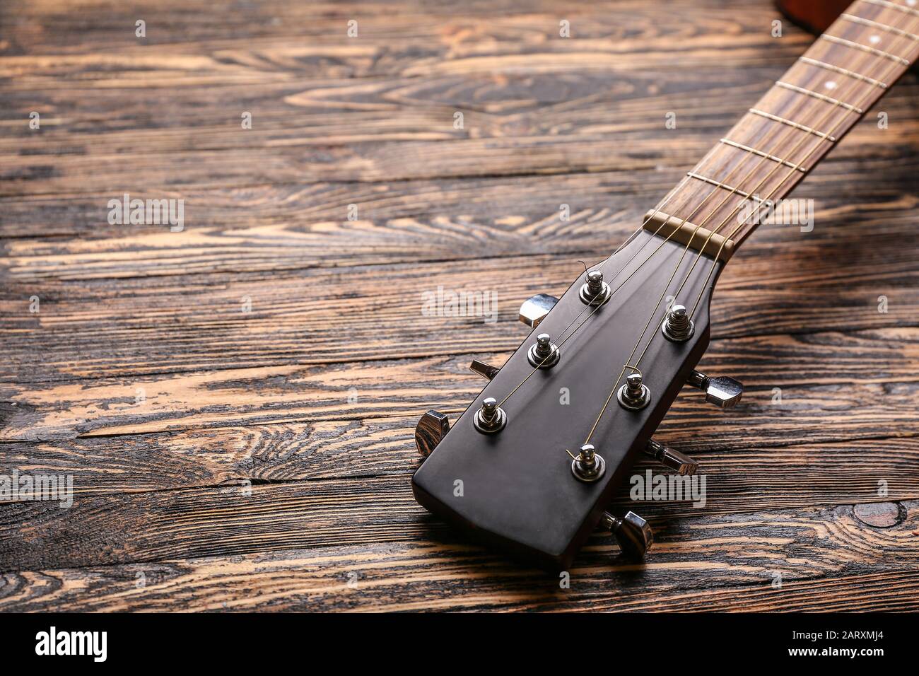 Guitarra moderna sobre fondo de madera Fotografía de stock - Alamy