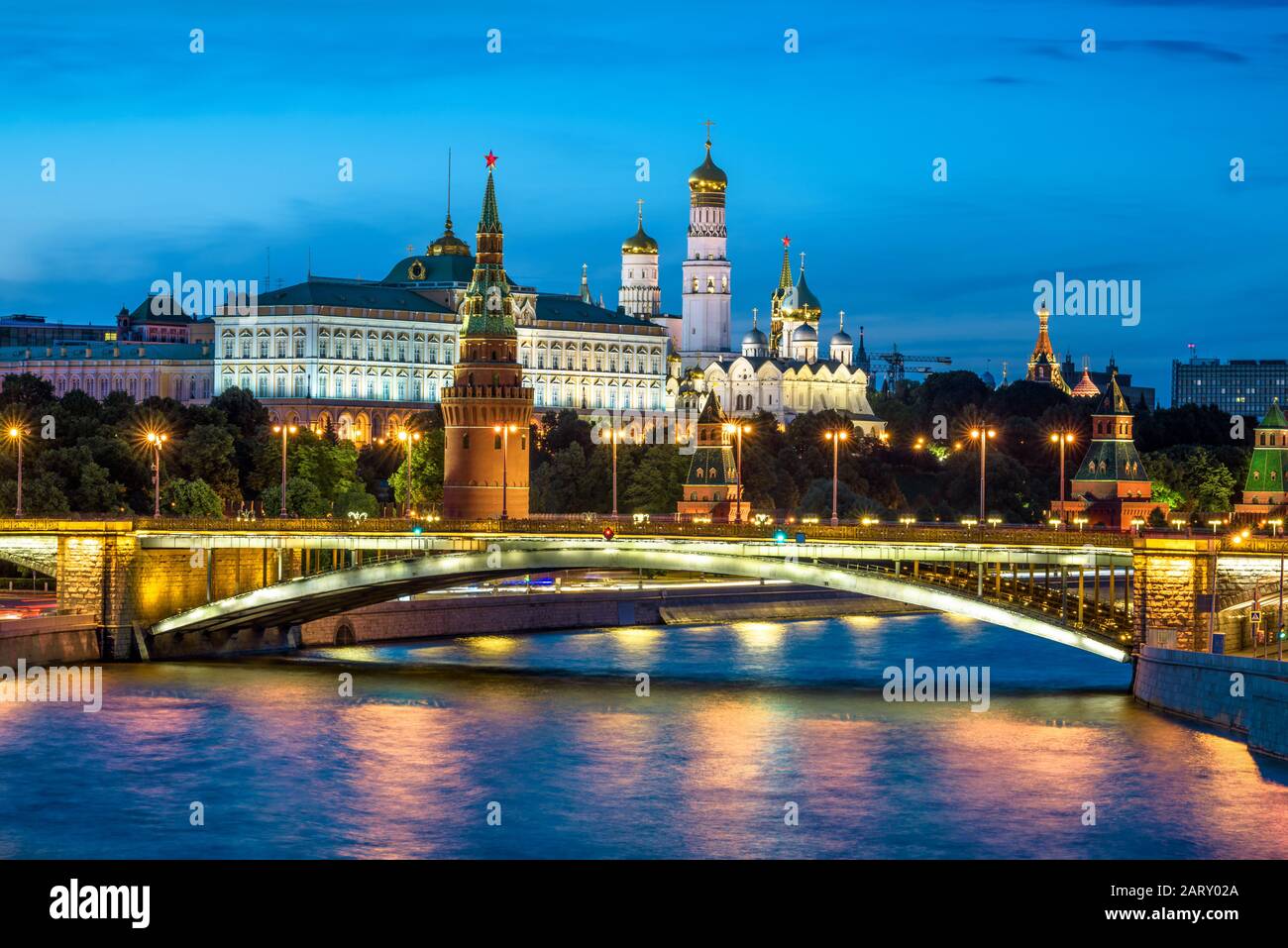Kremlin de Moscú por la noche, Rusia. Es una de las principales atracciones turísticas de Moscú. Hermosa vista del Kremlin de Moscú y del viejo puente sobre el río Moskva en su Foto de stock