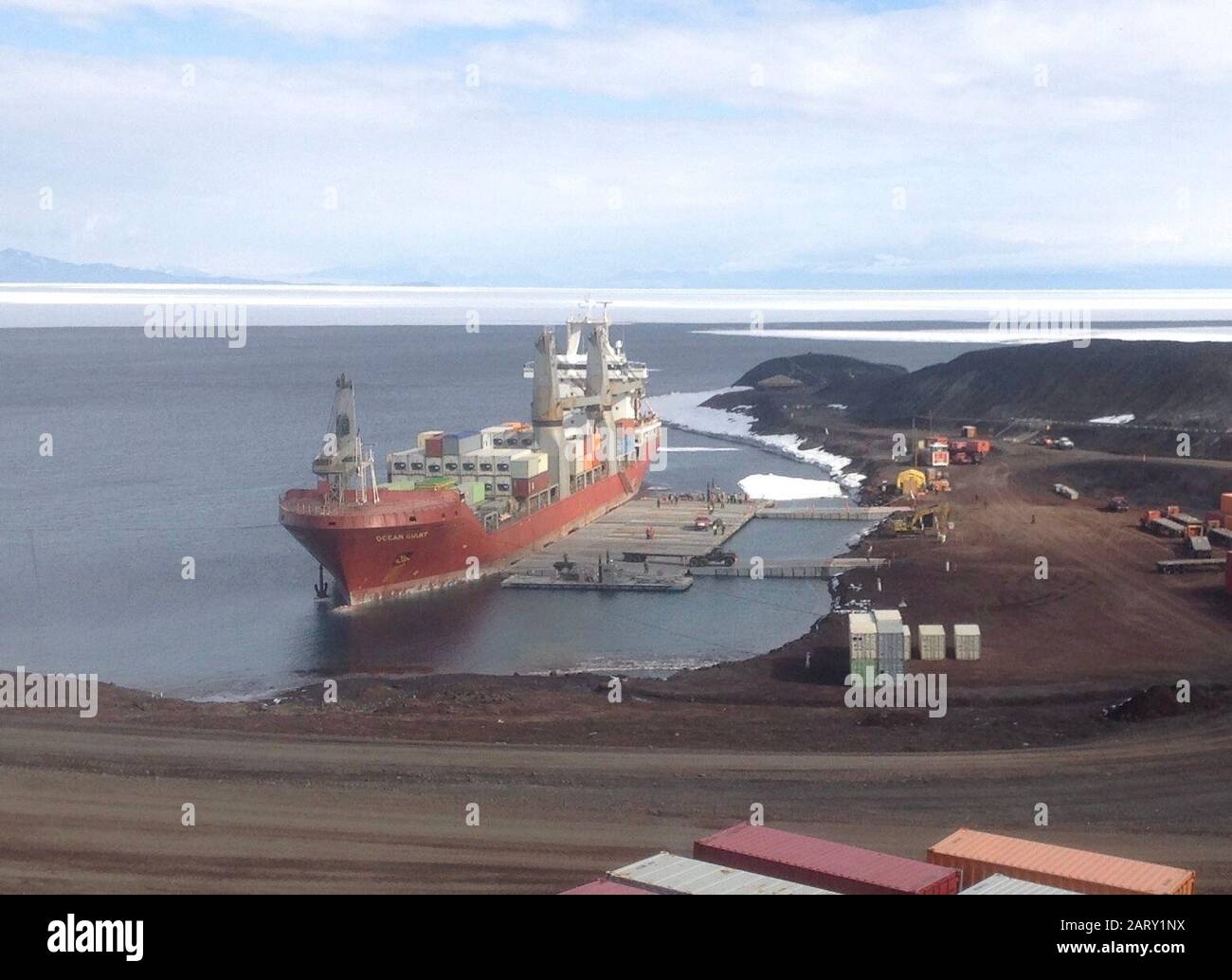 El buque de contenedores con el mando de Sealift Militar MV Ocean Giant conduce cargas de carga en la estación McMurdo, Antártida. La operación forma parte de la misión anual de reabastecimiento del MSC en apoyo de la operación congelación Profunda, la misión conjunta de apoyo del Grupo de tareas para la Antártida para reabastecer el puesto remoto de científicos. Foto de stock