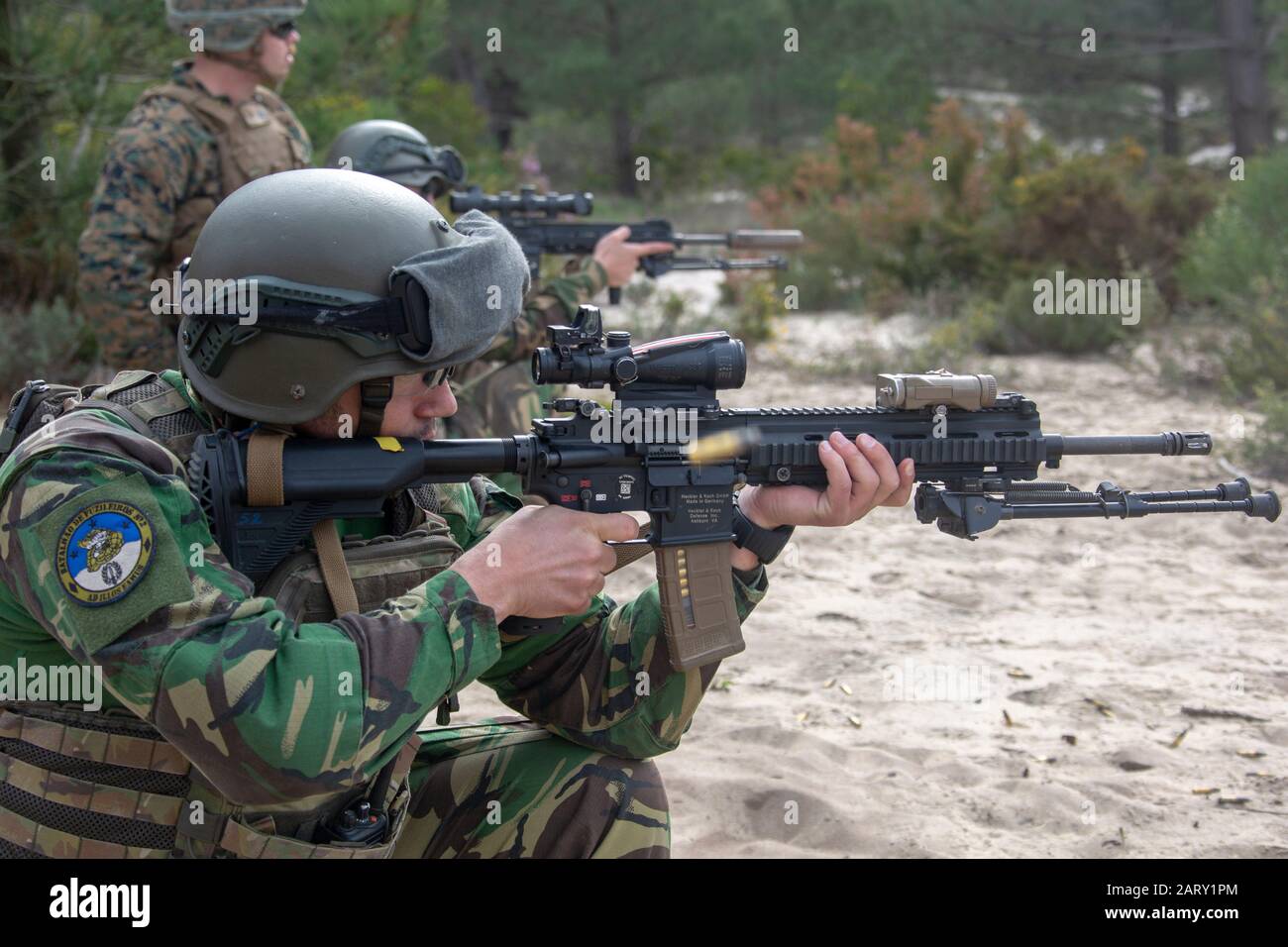 Una Marina Portuguesa Con El 2º Batallon Fuzileiros Dispara Un Rango De M27 Durante El Ejercicio Wild Crocodile Ii En Campo De Siro De Alcochete Portugal 14 De Enero De El Una Marina Portuguesa Con El 2º Batallon Fuzileiros Dispara Un Rango De M27 Durante El Ejercicio Wild Crocodile Ii En Campo De Siro De Alcochete Portugal 14 De Enero De El