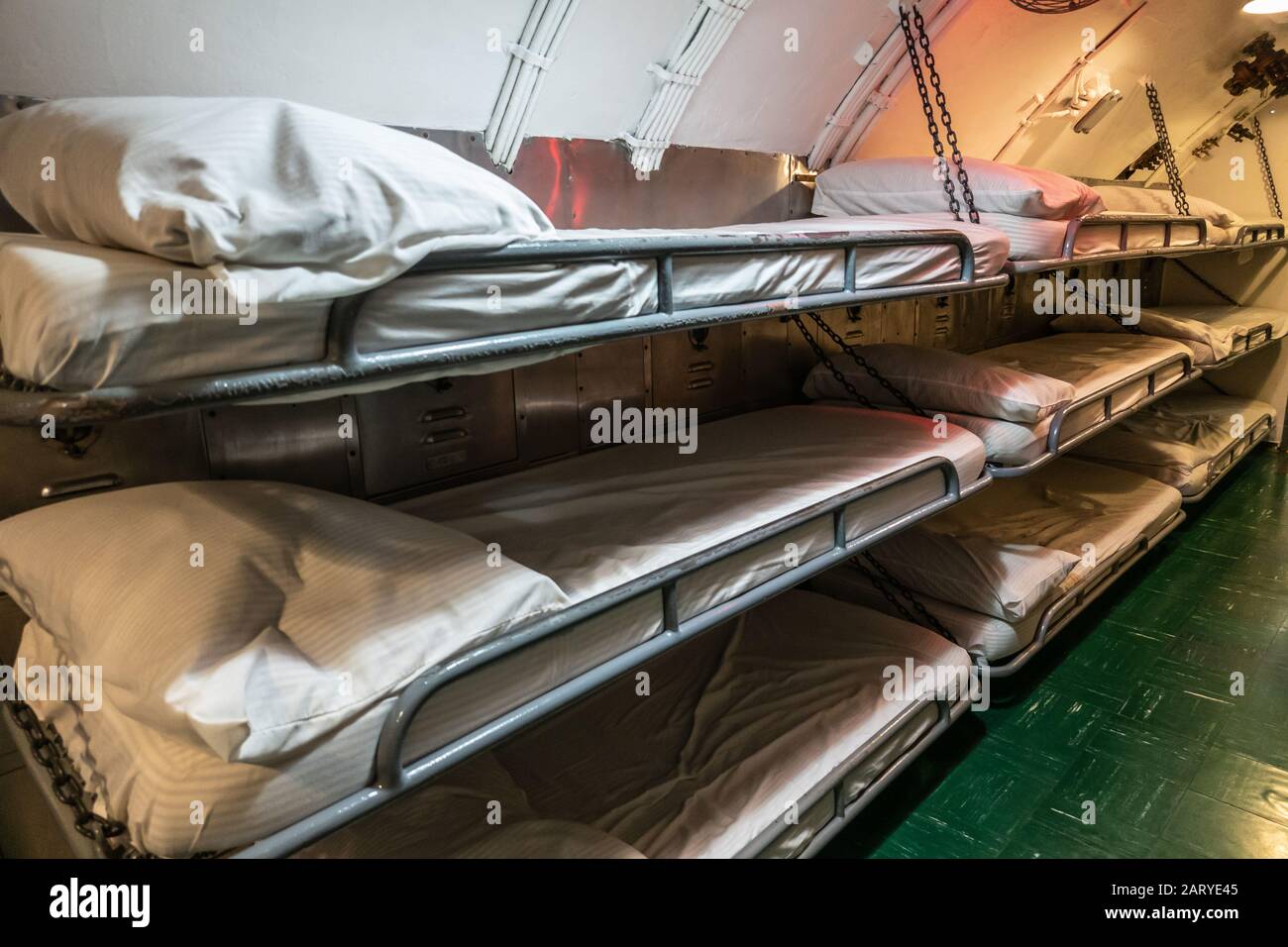 Oahu, Hawai, Estados Unidos. - 10 De Enero De 2020: Pearl Harbor. Cuarto de  dormitorio con literas triples colgantes en submarino largo USS Bowfin  Fotografía de stock - Alamy