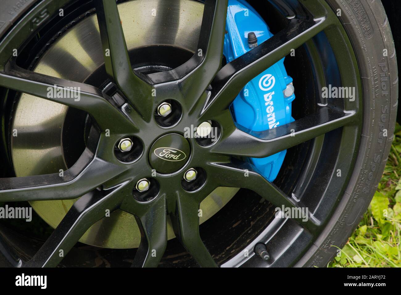 Pinzas de freno Brembo pastillas en un coche Fotografía stock Alamy