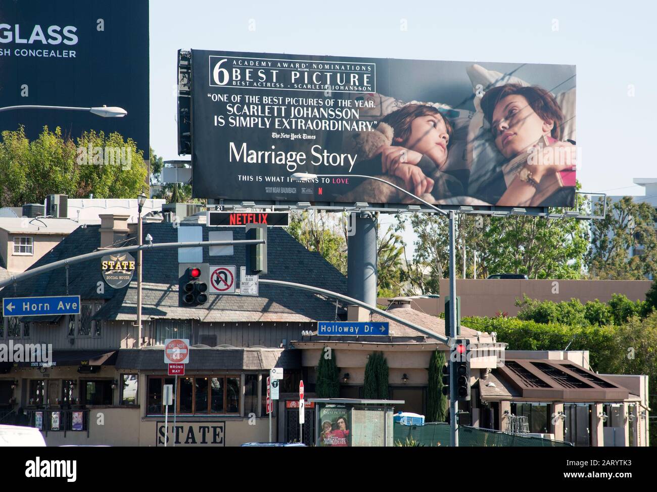 Billboard en el Sunset Strip en los Ángeles promoviendo la película Historia del matrimonio. Foto de stock