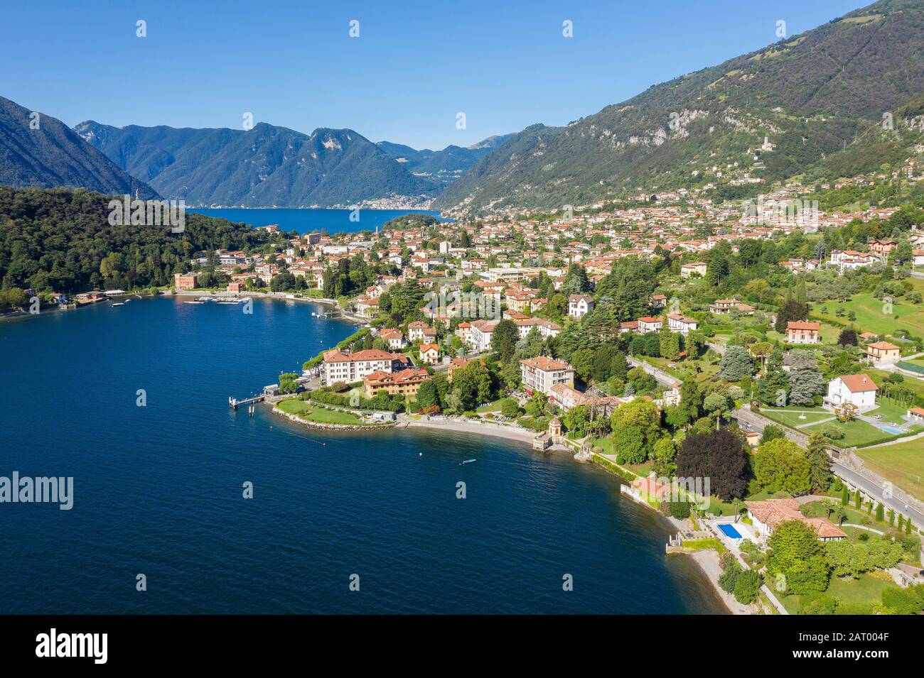 Edificios en la península por el lago como en Lombardía, Italia Foto de stock
