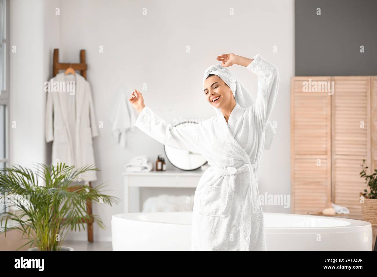 Hermosa mujer joven bailando en el baño Fotografía de stock - Alamy