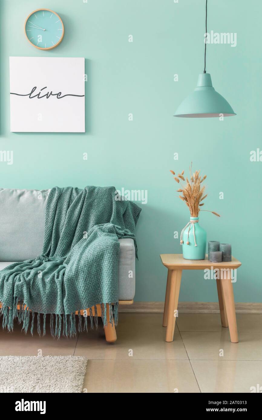 Elegante interior de sala de estar de color turquesa Fotografía de stock -  Alamy