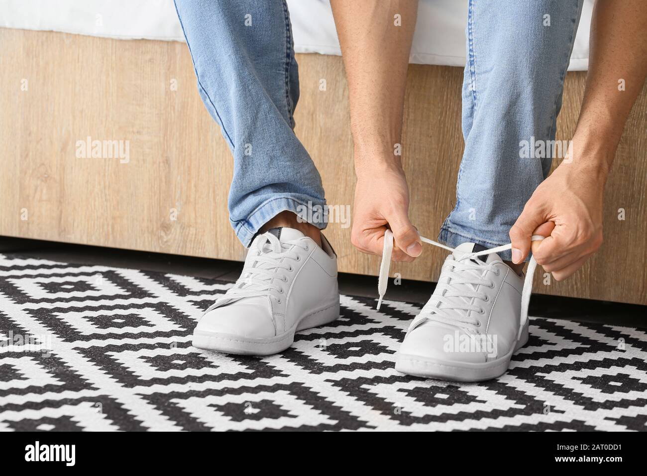 petrolero Maniobra Serrado Hombre joven poniéndose zapatos en casa Fotografía de stock - Alamy