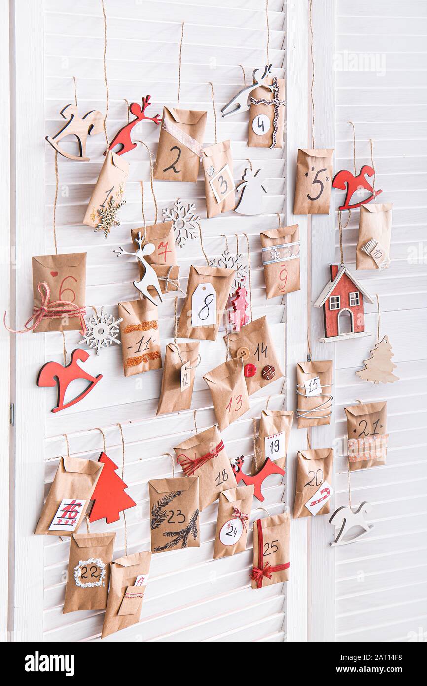 Calendario de Navidad Adviento con sobres en pantalla plegable Fotografía  de stock - Alamy