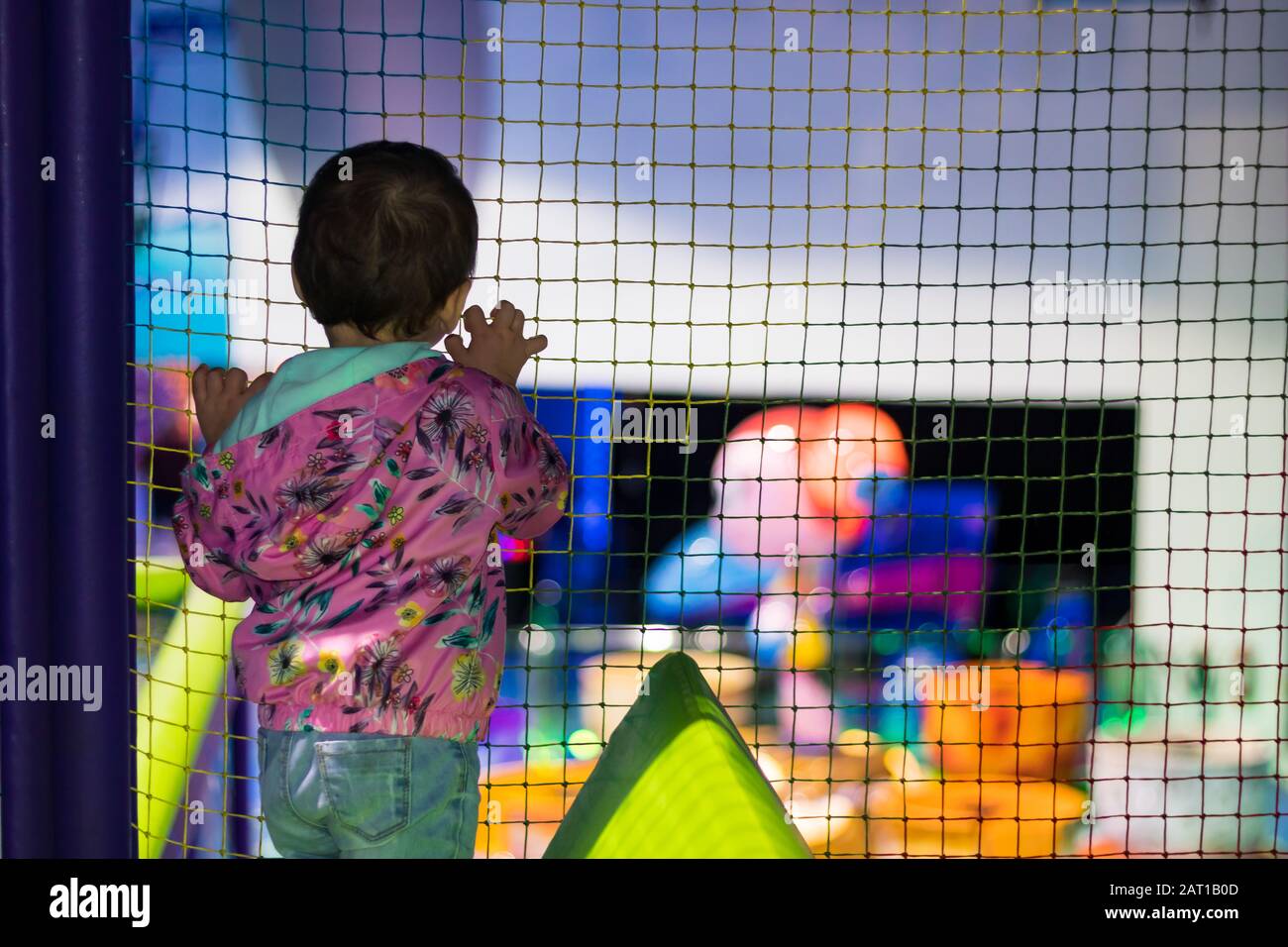 Una linda niña en un parque infantil cubierto en un centro comercial en Dubai, Emiratos Árabes Unidos. Foto de stock