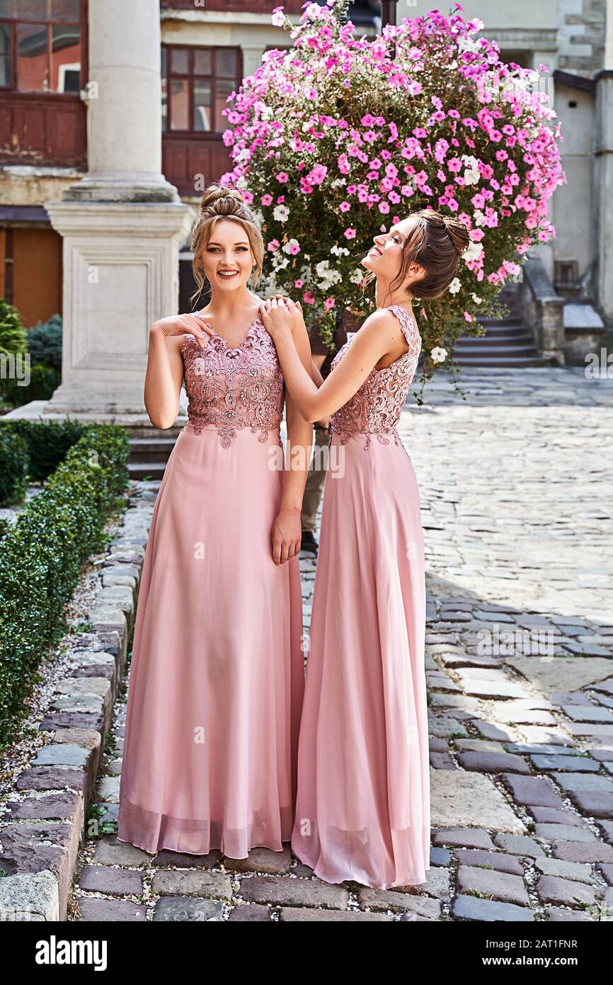 Pink chiffon dress fotografías e imágenes de alta resolución - Alamy